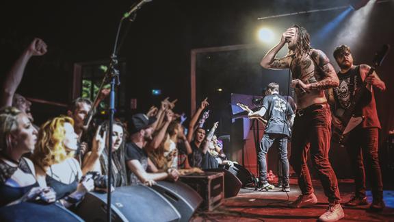 WHILE SHE SLEEPS de retour en France